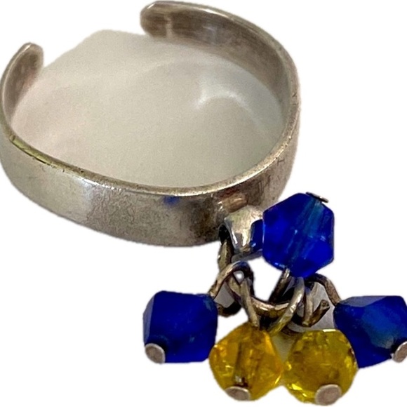 Dangling yellow and blue crystals on a silver toe ring - Picture 10 of 10